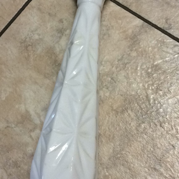 Vintage milk glass bud vase - Picture 3 of 4